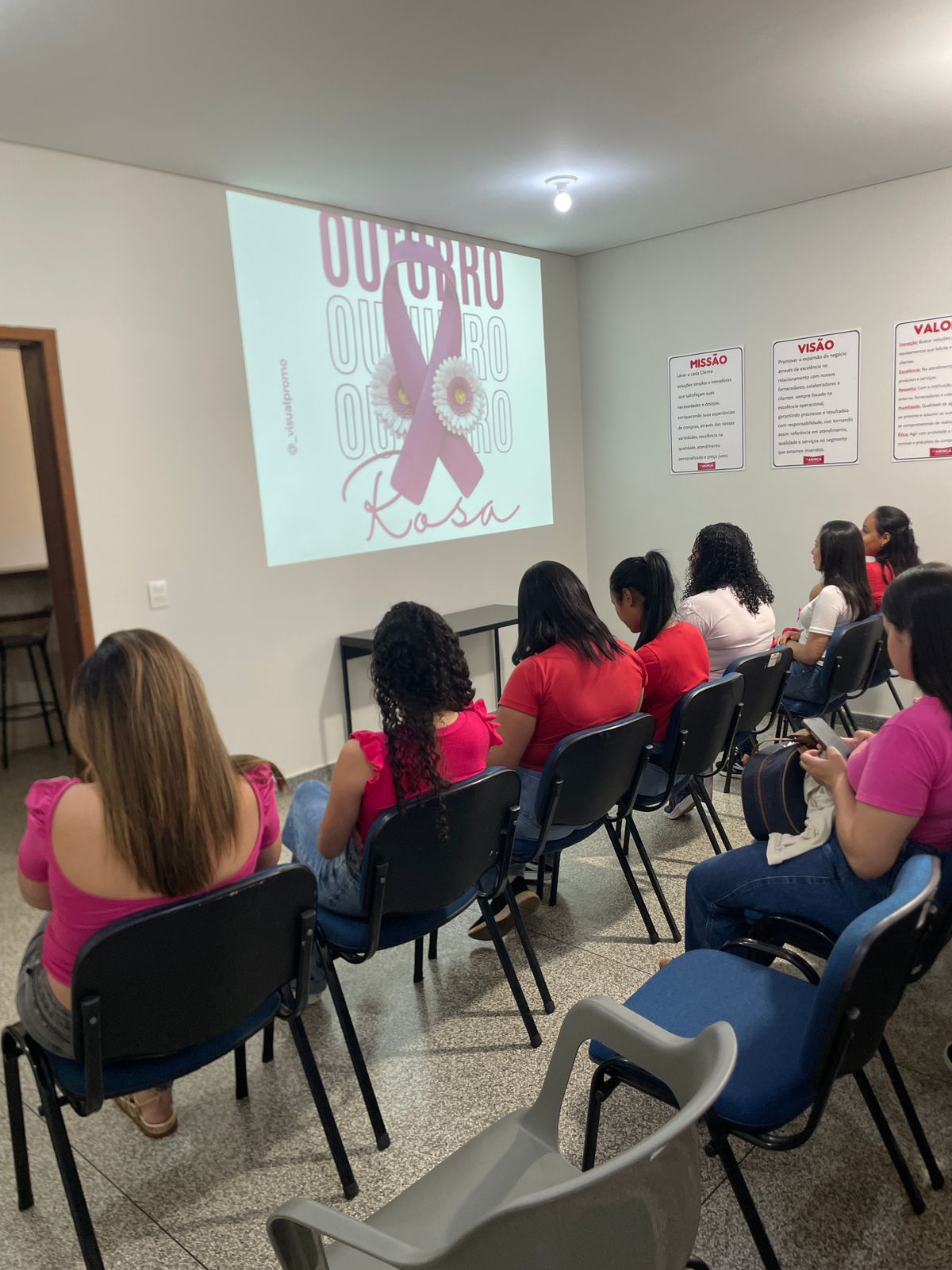 Palestra Outubro Rosa Mercado Maringá em Itaquiraí, sobre conscientização e prevenção do Câncer de mama e colo do Útero.